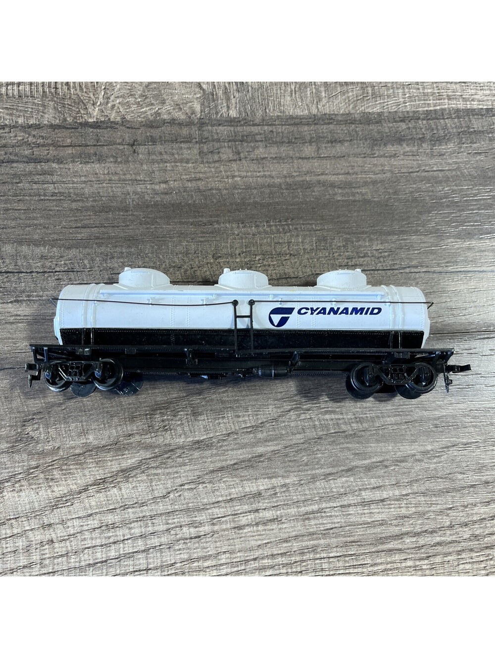 Bachmann HO Scale 40' 3 Dome Tank Car Cyanamid Paint Used
